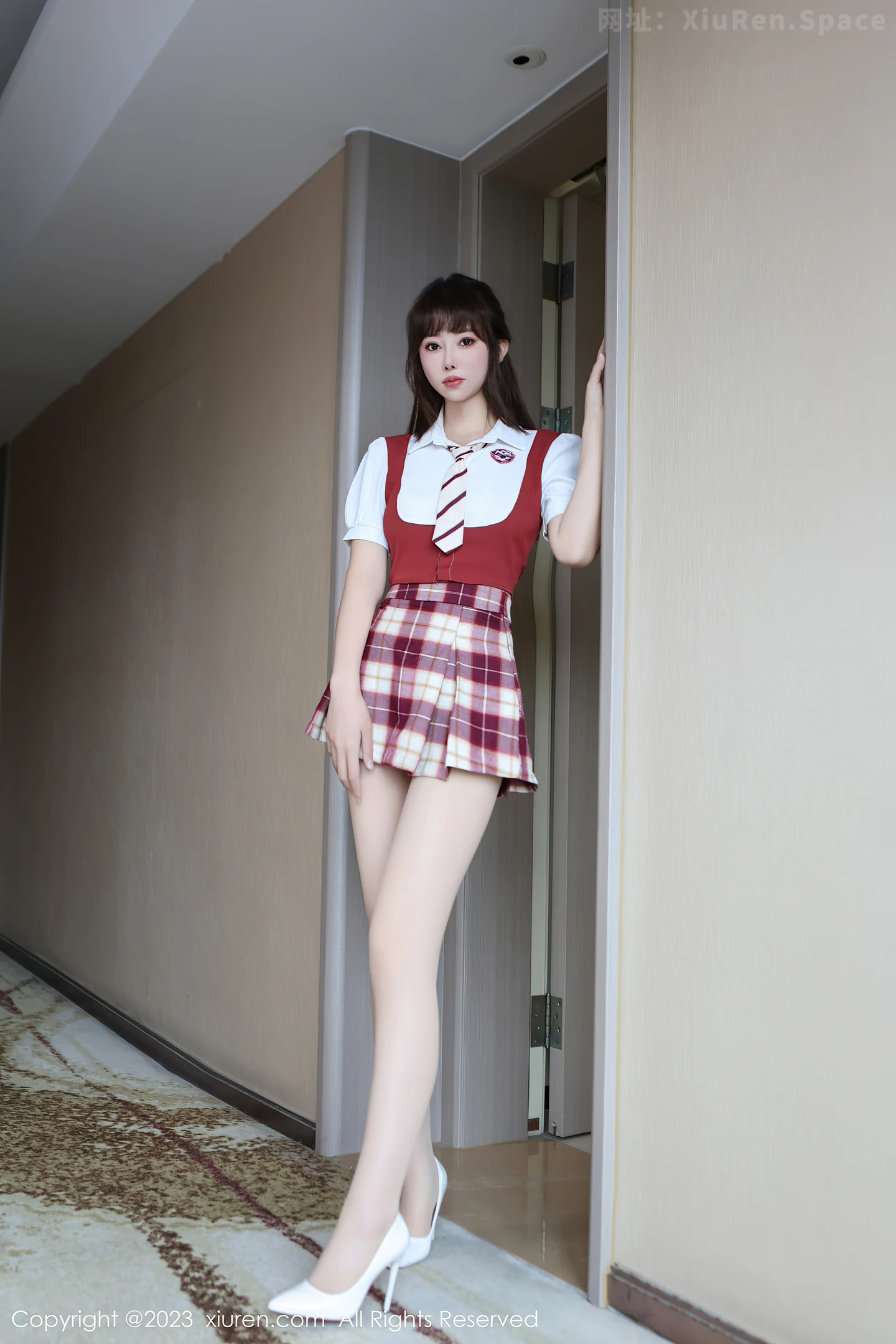 图片[2]-[XiuRen秀人网]VOL.7851 模特金tiao性感学妹制服露红色轻透内衣配肉丝袜秀美腿诱惑写真77P-秀人网官方网站